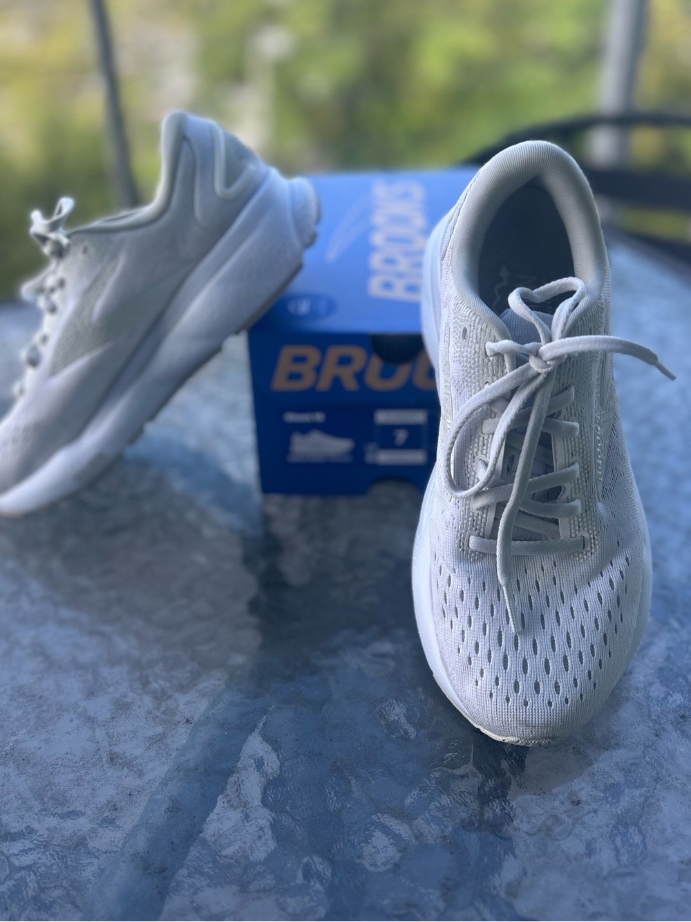 Brooks Ghost 16 Women’s Size 7 Medium White Grey Running Shoes